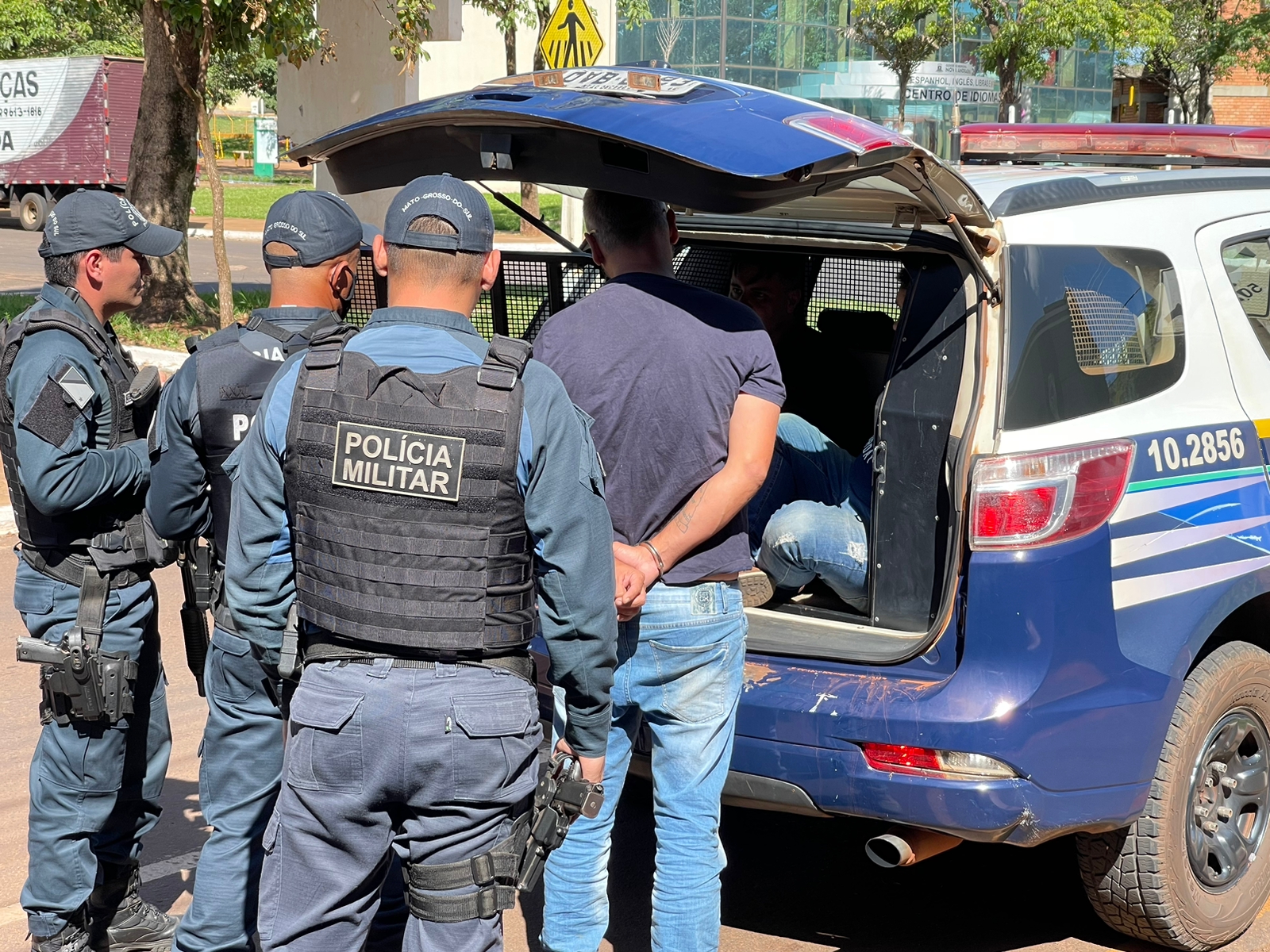 O trio preso em Nova Andradina entrando na viatura nesta segunda-feira (9) - Foto: Jornal da Nova